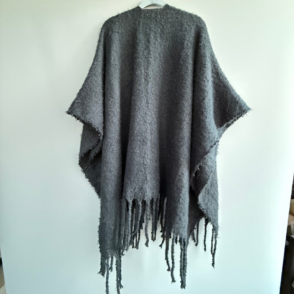 Free People Black sweater shawl poncho fringed - fuzzy - loose weave - one size - Picture 5 of 6